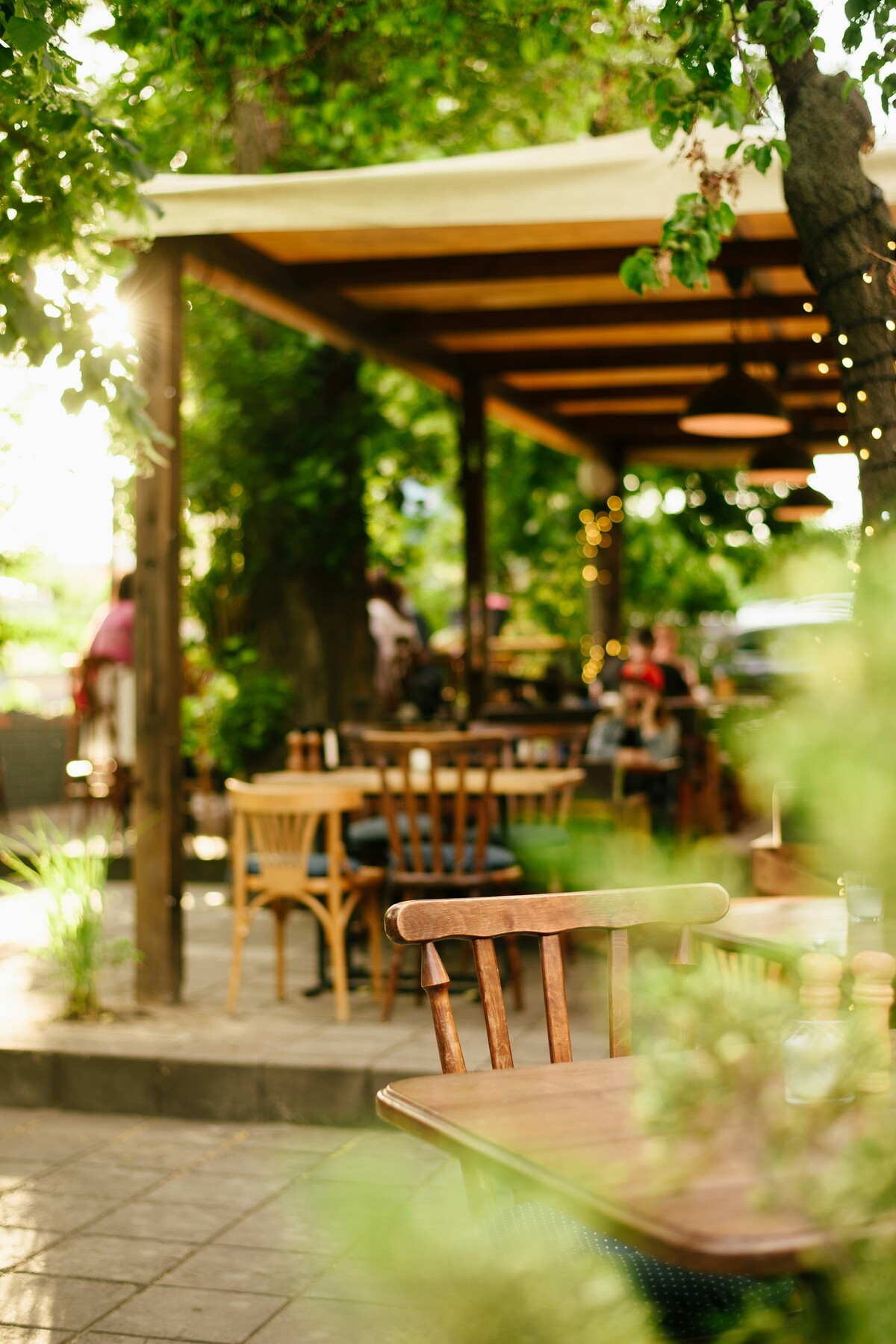 Biergarten mit überdachter Terrasse und viel Grün