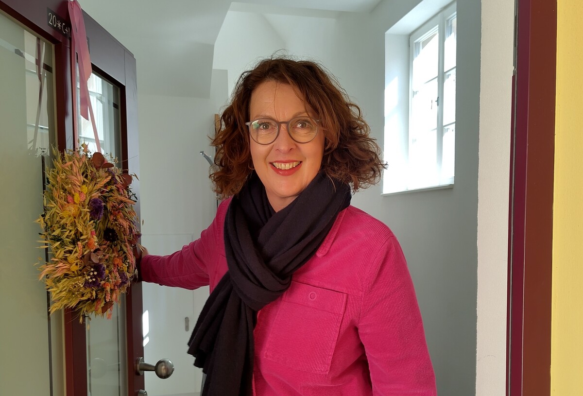 Manuela Weinand öffnet die Tür zu ihrem Büro