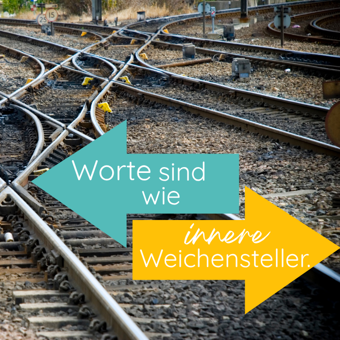 Zitat Worte sind wie innere Weichensteller auf blauem und gelbem Pfeil vor Foto von Schienen und Weichen