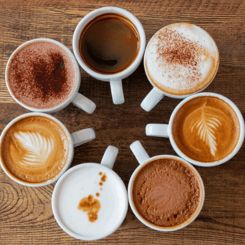 7 Kaffeetassen symbolisch für viele Optionen